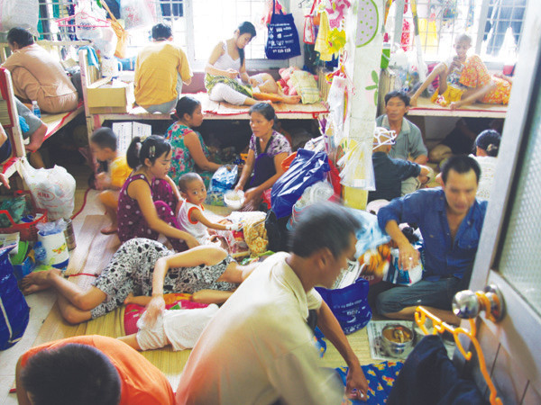 Quá tải khiến người bệnh cắn răng khám chữa bệnh dịch vụ, nằm giường dịch vụ với giá cắt cổ. Ảnh: L.N