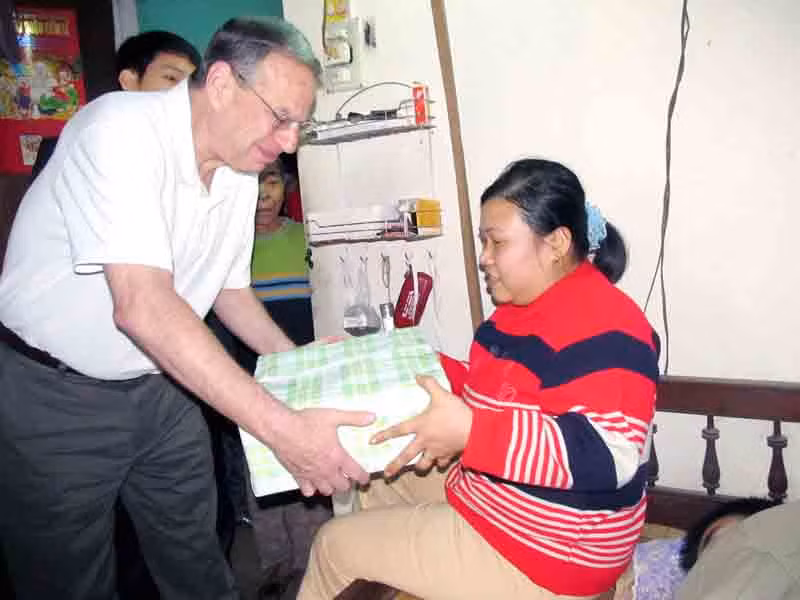 Hạ nghị sĩ Robert E. Filner tặng quà một nạn nhân da cam ở Đà Nẵng