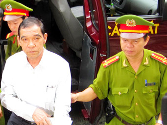 Ông Huỳnh Ngọc Sỹ phủ nhận 'đút túi' tiền tỉ