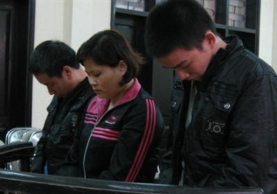 Tuân, Quy và Chiến (từ trái qua) tại phiên sơ thẩm