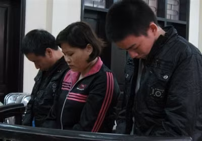 Tuân, Quy và Chiến (từ trái qua) tại phiên sơ thẩm