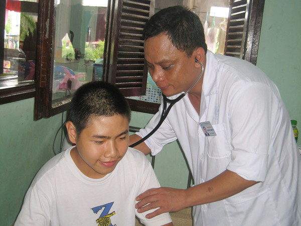 Bác sĩ Hải đang kiểm tra lại sau phẫu thuật cho BN Duy