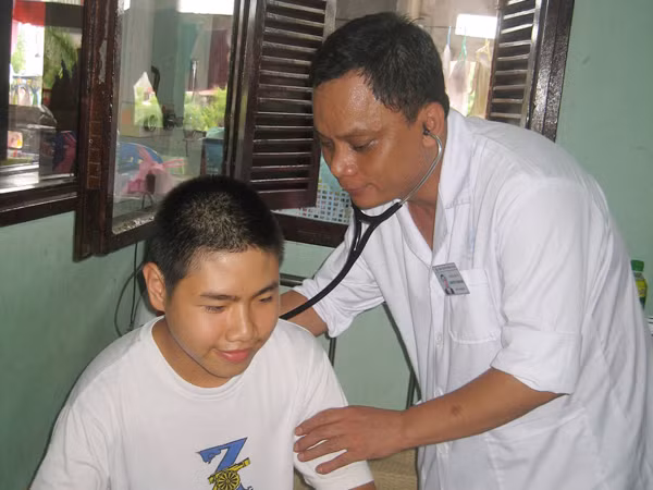 Bác sĩ Hải đang kiểm tra lại sau phẫu thuật cho BN Duy