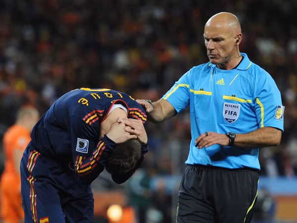 Trọng tài người Anh Howard Webb (phải) trong trận chung kết Tây Ban Nha thắng Hà Lan 1 - 0. Ảnh: Getty Images