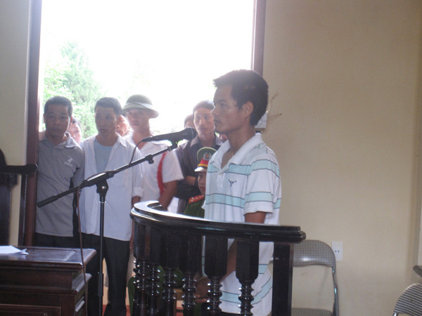 Cáo trạng bị sửa, bị cáo ngất xỉu