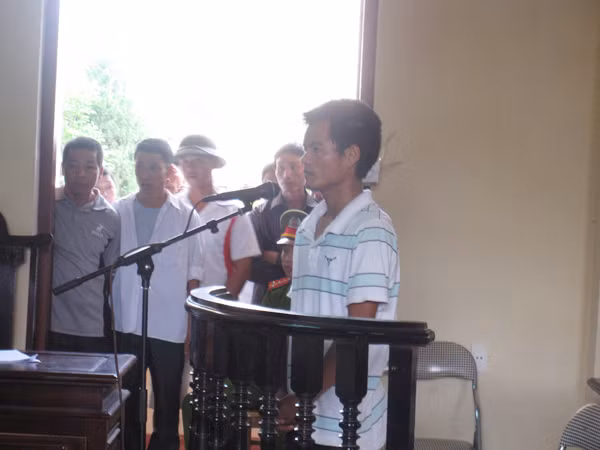 Cáo trạng bị sửa, bị cáo ngất xỉu
