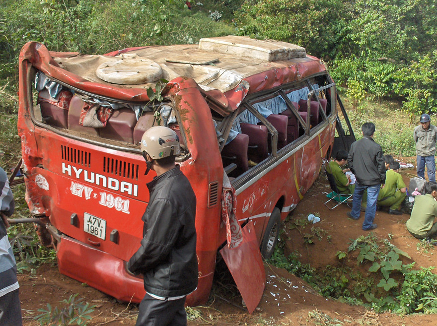 Xe tải tông xe khách, 10 người chết, bị thương