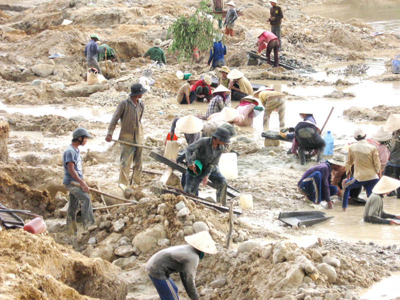 Đổ xô đãi vàng trong lòng hồ chứa nước