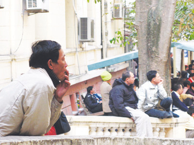 Xử phạt hút thuốc nơi công cộng, không dễ