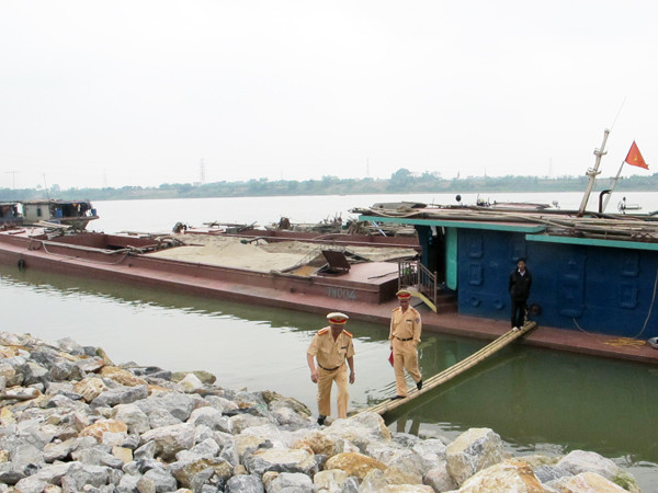 Lực lượng đội 3 xử lý các tàu thuyền hút cát trái phép