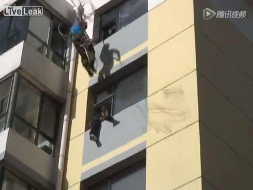 Lính cứu hỏa giải cứu người tự tử như trong phim