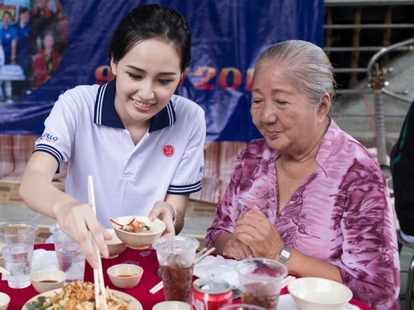 Mai Phương Thúy giản dị nấu ăn cho các nghệ sĩ già