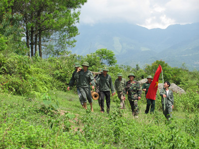 Đưa bom tới nơi hủy nổ Ảnh: D.C