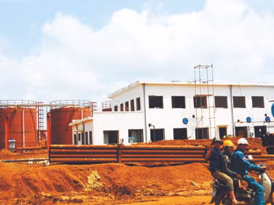 Công nhân công trường alumin Tân Rai tháng 10-2010