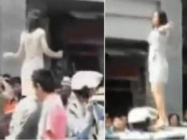 Thiếu nữ nhảy múa điên cuồng trên… nóc ô tô