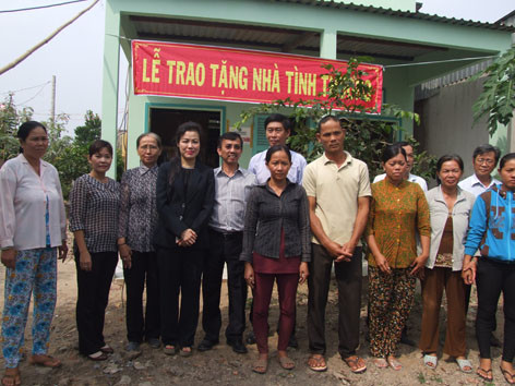 Tặng 6 nhà tình thương cho người nghèo đón Tết