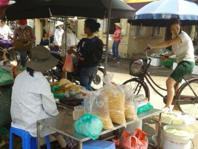 Ruốc bông, giò chả từ gà đông lạnh chảy nước