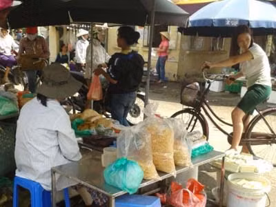 Ruốc bông, giò chả từ gà đông lạnh chảy nước