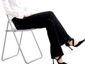 Hại sức khỏe vì ngồi vắt chân
