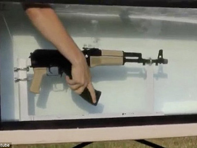 Xem súng AK huyền thoại khai hoả dưới nước