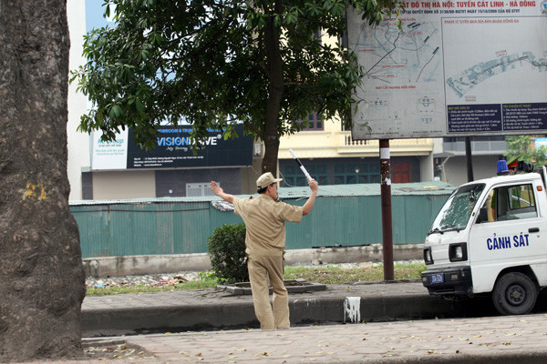Trật tự đô thị 'múa gậy' chặn xe