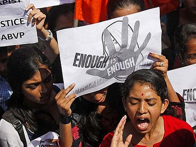 Thiếu nữ 13 tuổi bị cưỡng hiếp rồi thiêu sống