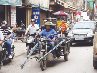 Xe ba bánh tự chế tung hoành trên phố
