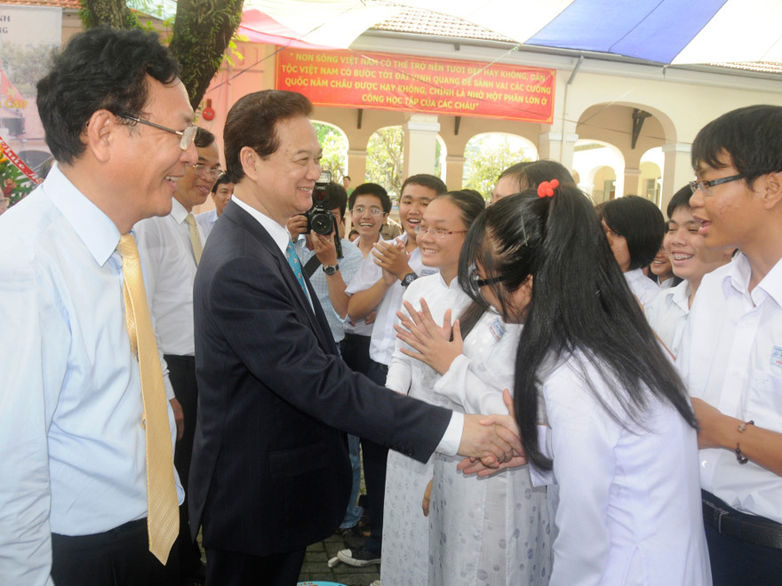 Thủ tướng Nguyễn Tấn Dũng bắt tay chúc mừng các học sinh nhân ngày khai giảng tại trường THPT chuyên Lê Hồng Phong sáng 4-9.