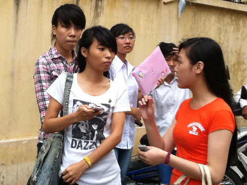 Bị đình chỉ thi vì chép công thức Toán vào người