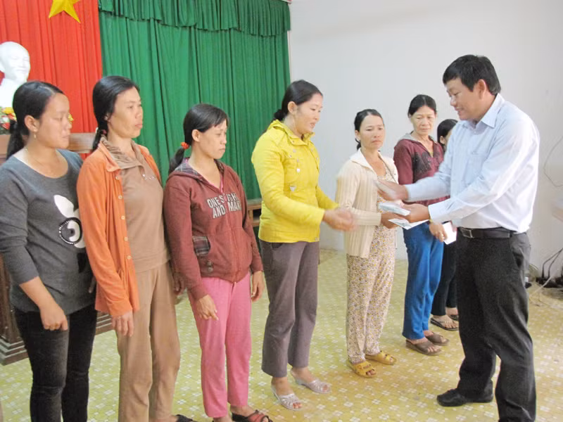 Ông Trần Xuân Thịnh trao quà cho người nghèo ở đảo Lý Sơn