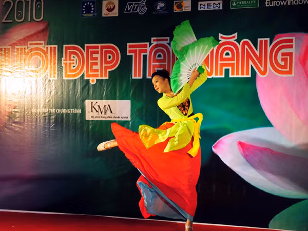 Người đẹp tài năng : Nguyễn Phạm Bích Trâm !
