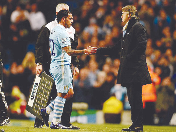 Mancini vẫn tung cờ trắng dù M.U bại trận