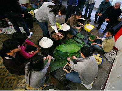 Du học sinh tại Pháp gói bánh chưng đón Tết