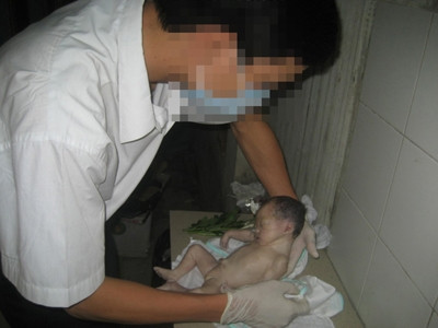 Hài nhi xấu số được tắm rửa khâm liệm