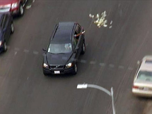 Tên cướp bên trong xe tung tiền qua cửa sổ