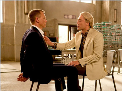 Daniel Craig và Javier Bardem trong một cảnh quay ấn tượng, phim “Bầu trời sụp đổ” (tựa Việt: Tử địa Skyfall)