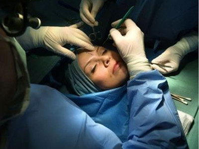 Phẫu thuật thẩm mĩ: Con dao hai lưỡi