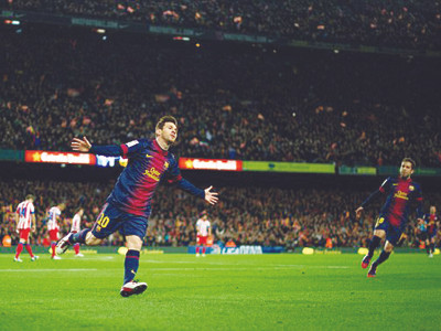 Ronaldo, Falcao hít khói Messi