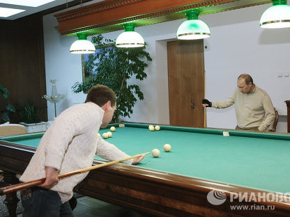 Thủ tướng Nga đánh bi-a cùng Tổng thống