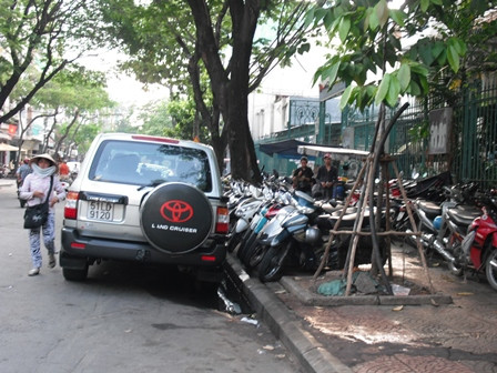 Lấn chiếm lòng lề đường ở TP. HCM: Nguy cơ ‘mất’ đường