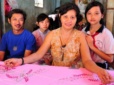 Hai vợ chồng, hai chân và hai đứa con