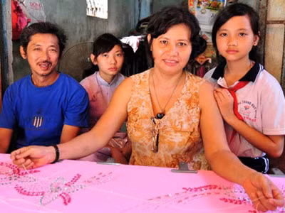 Hai vợ chồng, hai chân và hai đứa con