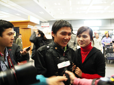 Niềm vui của lao động Đỗ Quang Tin (Nam Sách, Hải Dương) khi về đến Việt Nam