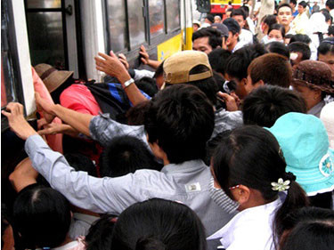 Cụ bà 68 tuổi vỡ gan do xuống xe buýt