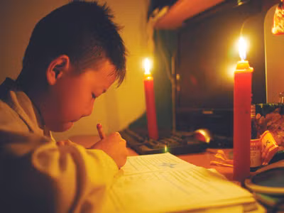 Những cảnh mất điện như thế này sẽ còn tái diễn dù giá điện liên tục tăng cao	Ảnh: Xuân Phú