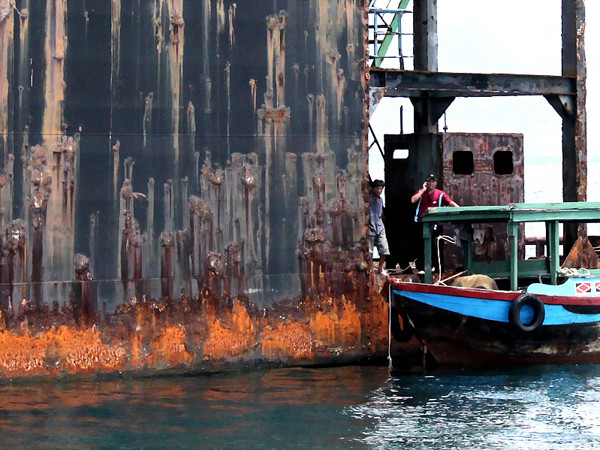 những vết han gỉ trên ụ nổi Venture Dock 2