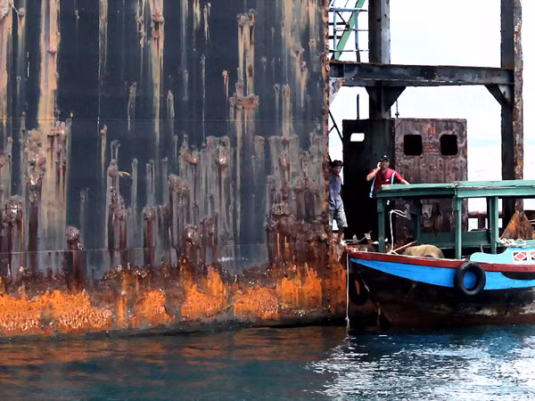 những vết han gỉ trên ụ nổi Venture Dock 2
