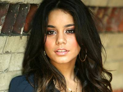 Vanessa Hudgens bị bạn trai dẫm tụt quần giữa phố