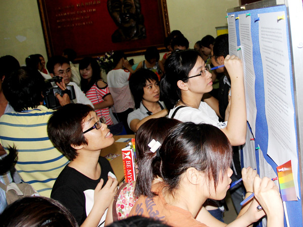 Giới trẻ ký tên ủng hộ thư ngỏ gửi Bộ trưởng Bộ GD&ĐT Ảnh: T.Toan