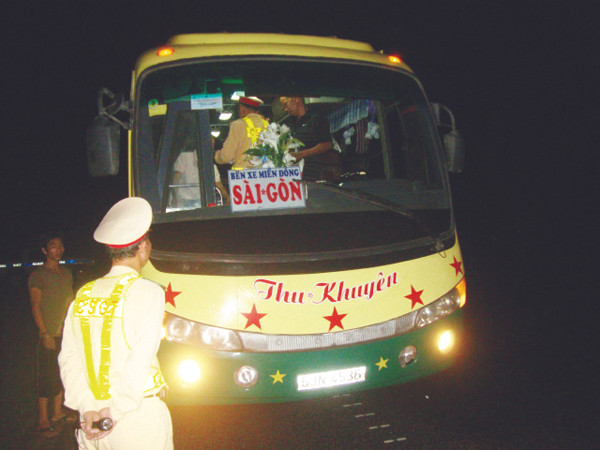 Trấn cướp trắng trợn trên chuyến xe 'tù'